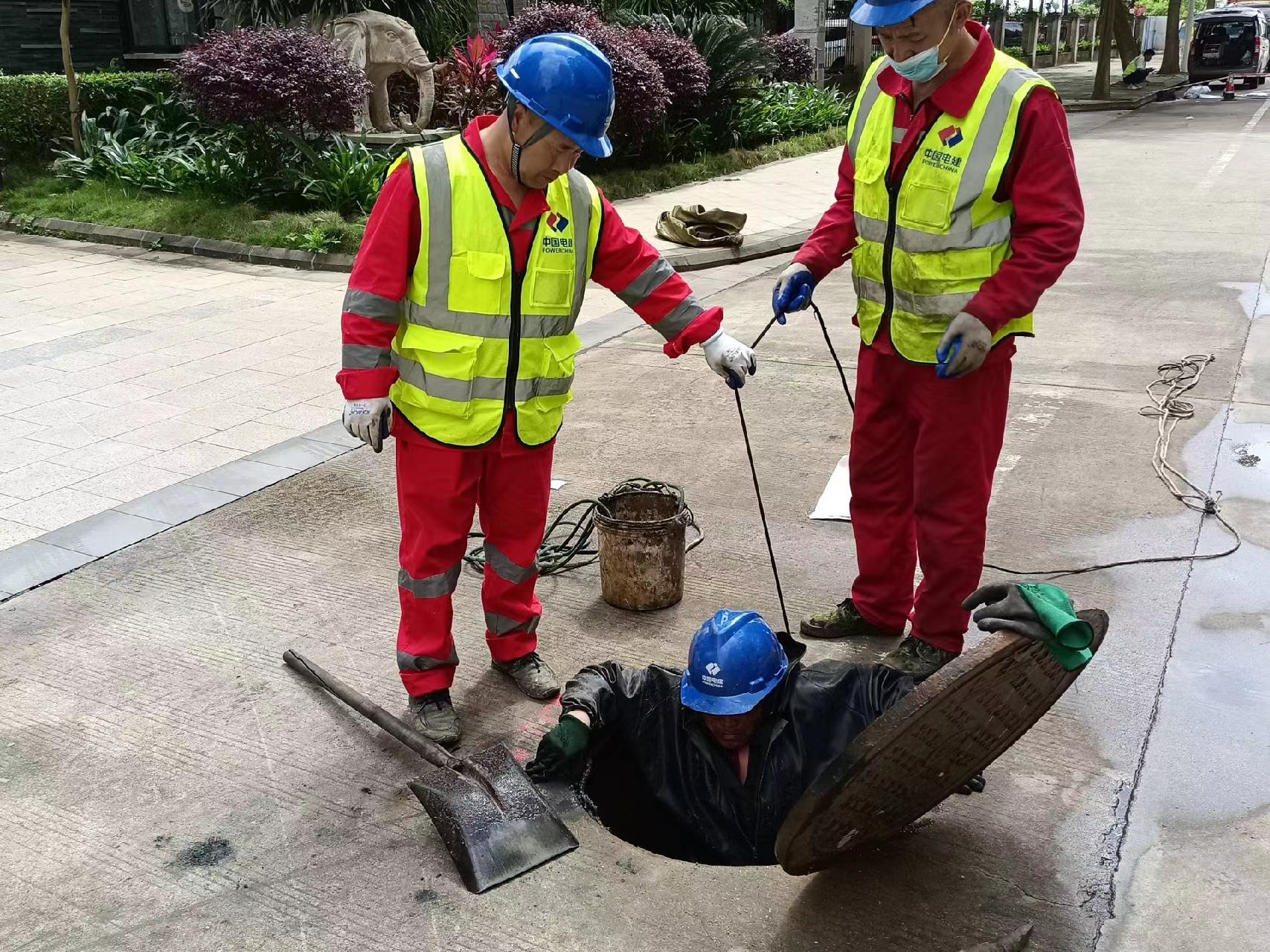 进行排水管道非开挖修复需要准备哪些防护设备和用品?(图1) 进行排水管道非开挖修复需要准备哪些防护设备和用品?(图1)