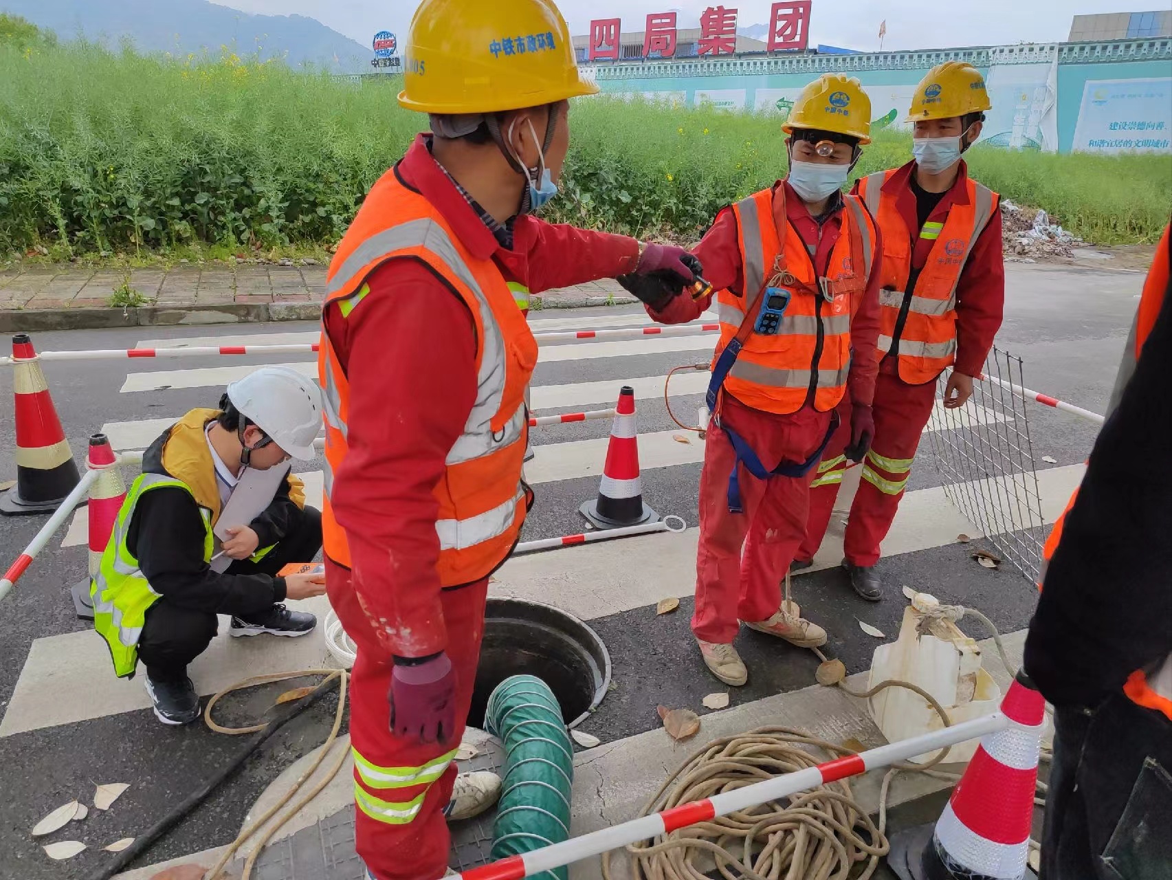 进行排水管道非开挖修复需要准备哪些防护设备和用品?(图2) 进行排水管道非开挖修复需要准备哪些防护设备和用品?(图2)